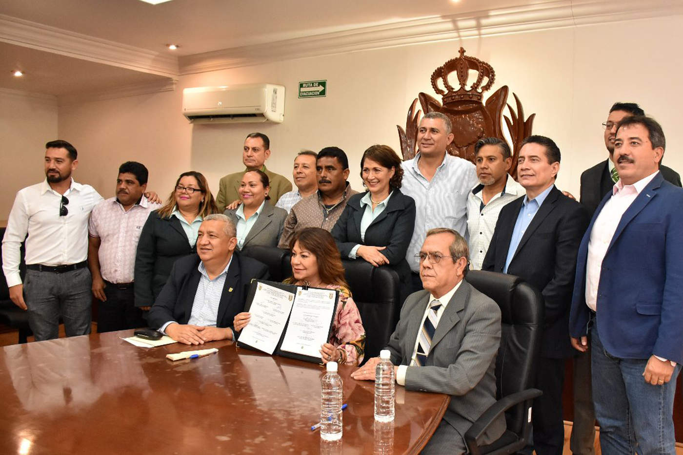 Autoridades municipales y sindicales efectuaron la firma del nuevo contrato colectivo de trabajo, en Gómez Palacio. (EL SIGLO DE TORREÓN) 