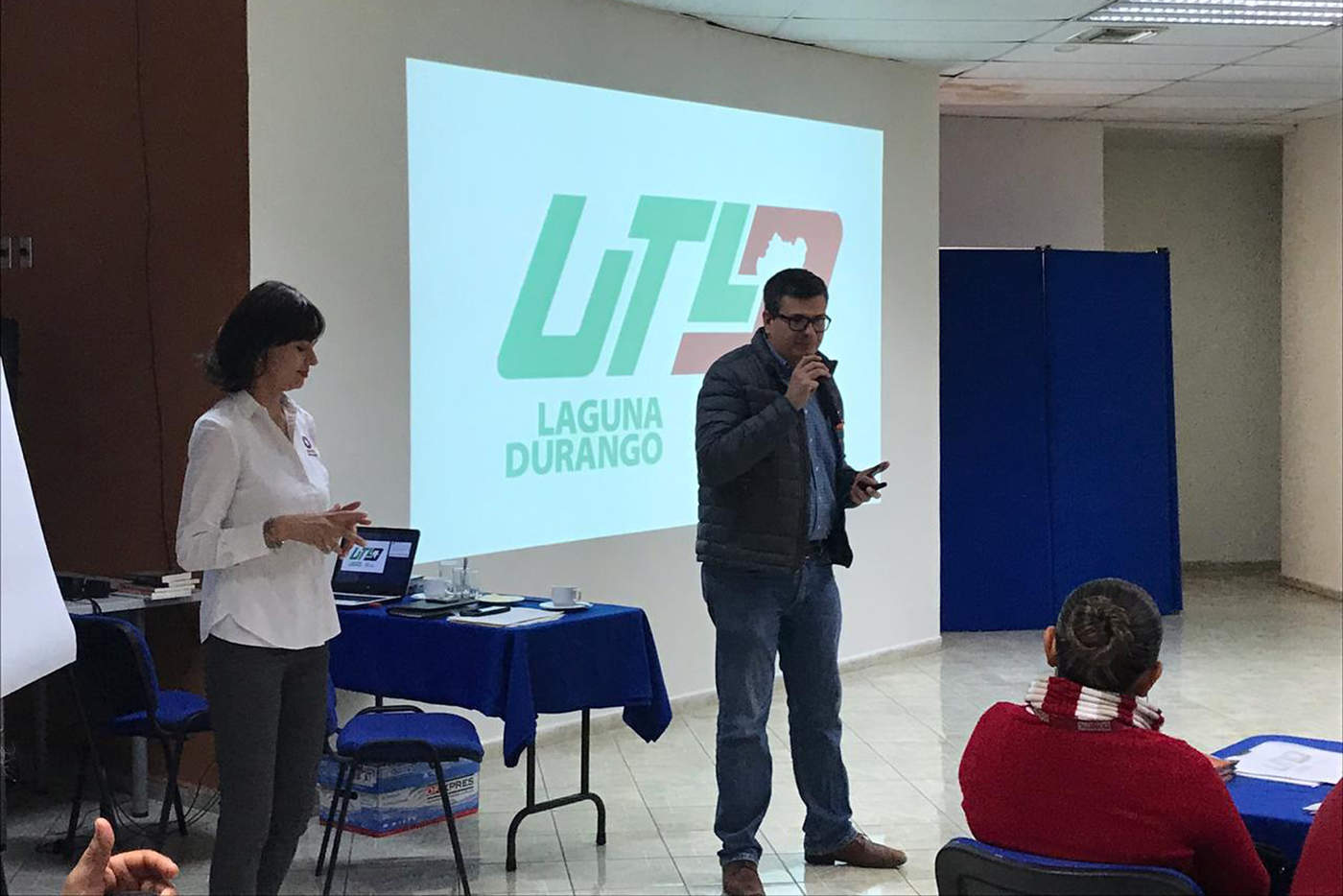 Invitan a habitantes de Tlahualilo a que se inscriban al nuevo Centro de Idiomas de la Universidad Tecnológica de La Laguna.
