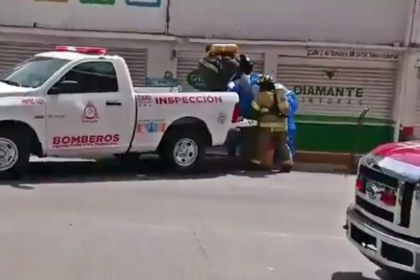 Personal del Escuadrón de Materiales Tóxicos de Protección Civil, evacuaron el área y aseguraron el tambo que despedía un fuerte olor.