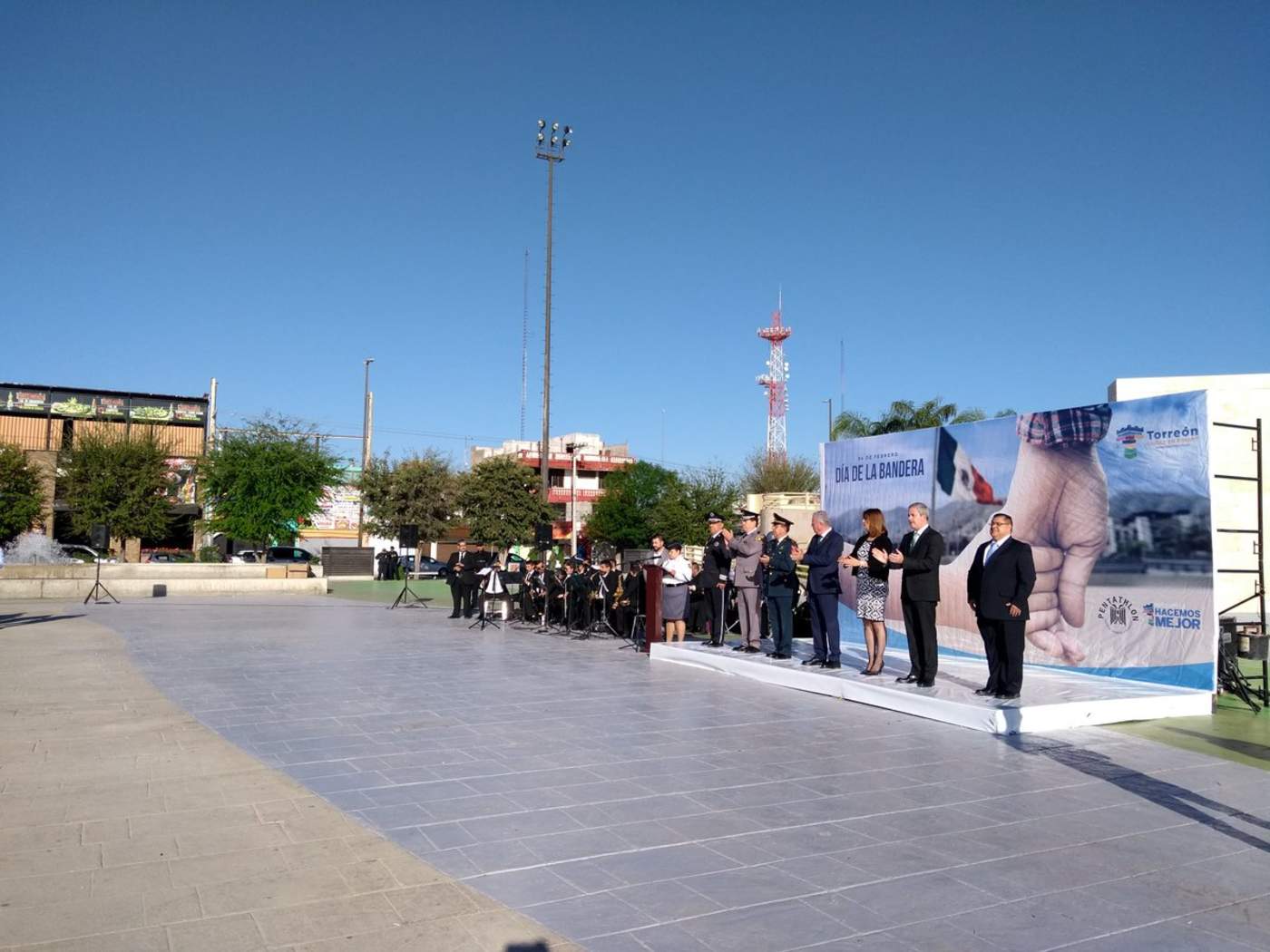 Se celebró en la Plaza Mayor de Torreón el 198 Aniversario del Día de la Bandera. (ANGÉLICA SANDOVAL) 