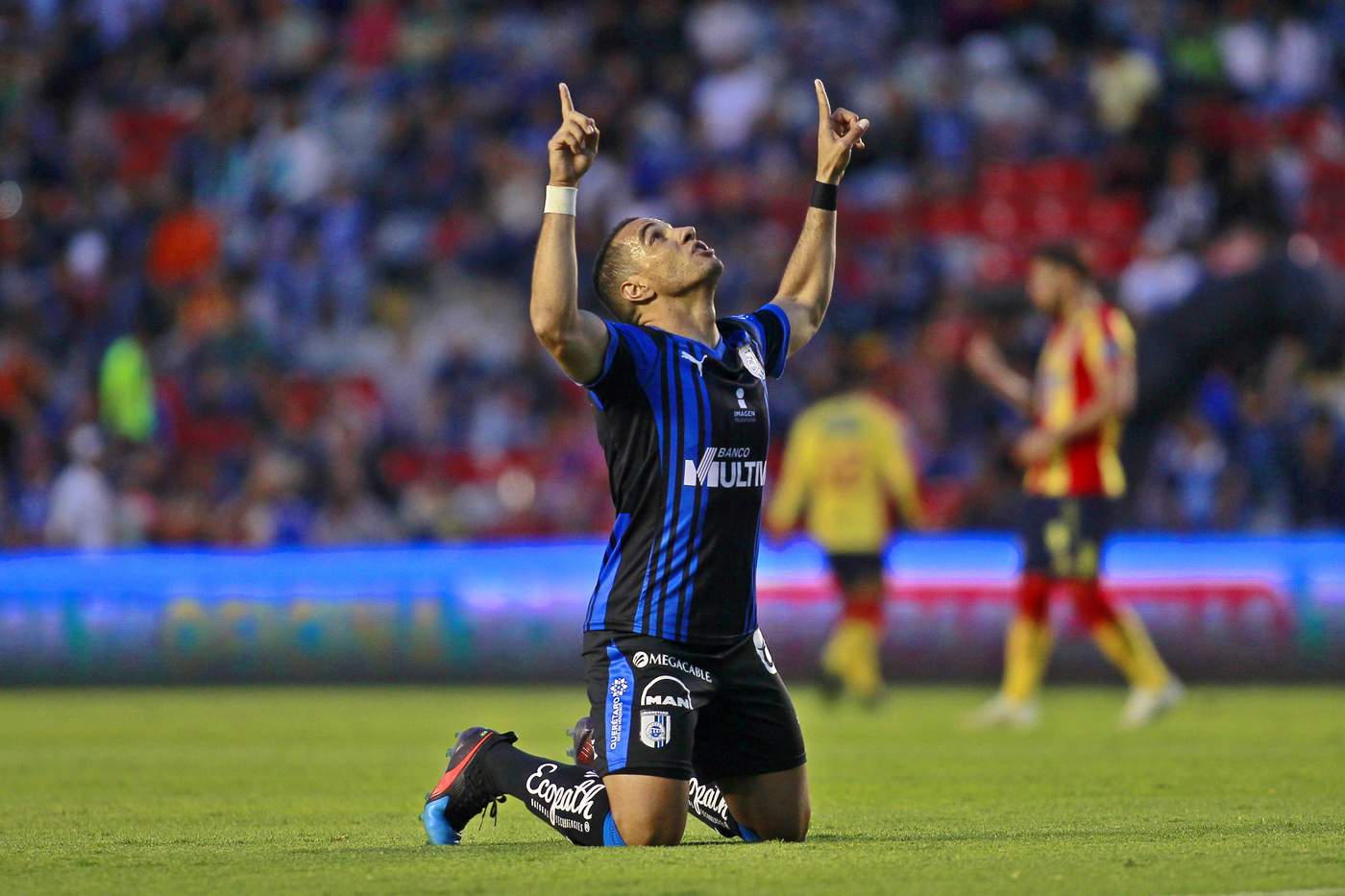 Camilo Sanvezzo, del Querétaro, en festejo después de anotar el tercer gol de su equipo durante el juego de la Jornada 8 ante Monarcas. (Jam Media)