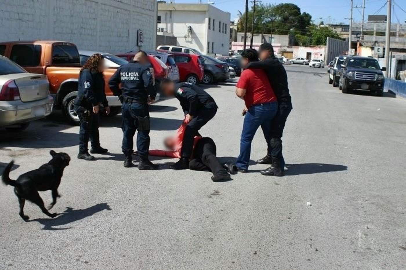 Someten y lesionan policías a taxista en Monclova