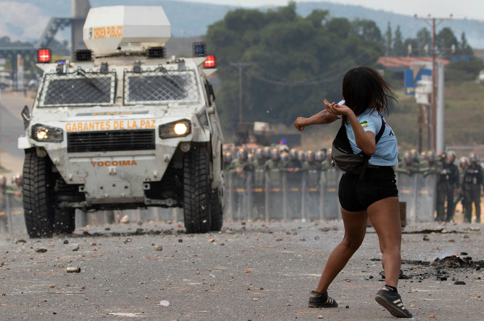 Reacción. Una mujer enfrentó a policías de la Guardia Nacional en la frontera entre Pacaraima. (EFE)