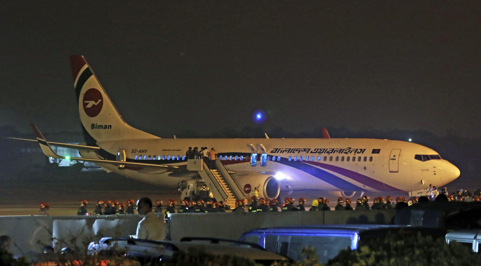 Tensión. El avión de la aerolínea estatal Biman Bangladesh aterrizó de emergencia en el aeropuerto de Chittagong, Bangladesh. (AP)
