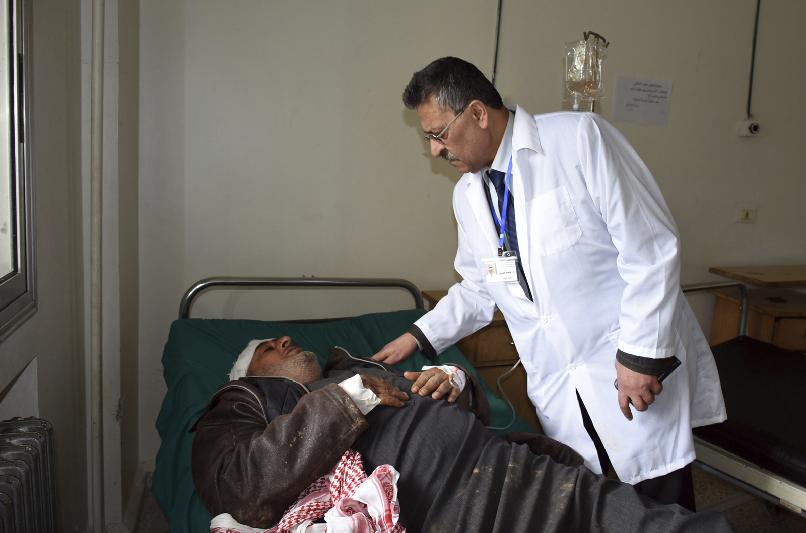 Lesionado. Un hombre es atendido en un hospital tras resultar herido en la explosión de una mina antipersona. (AP)