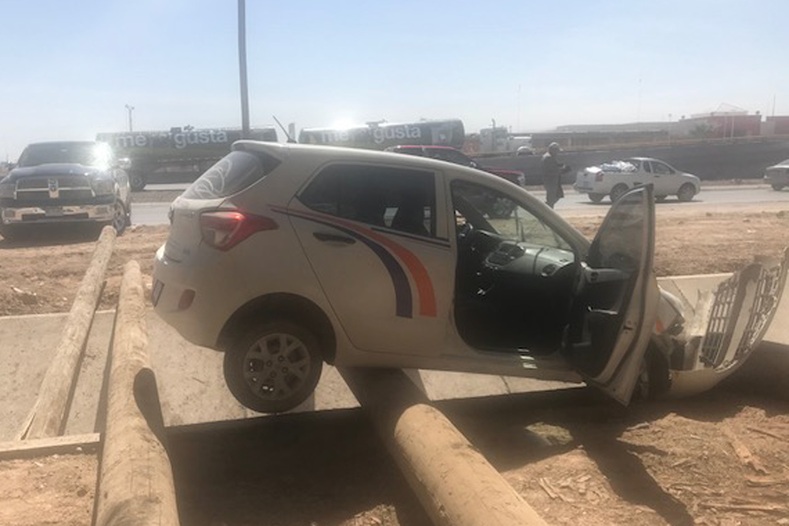 El vehículo sufrió daños de consideración y tuvo que ser retirado del lugar del percance con la ayuda de una grúa.
