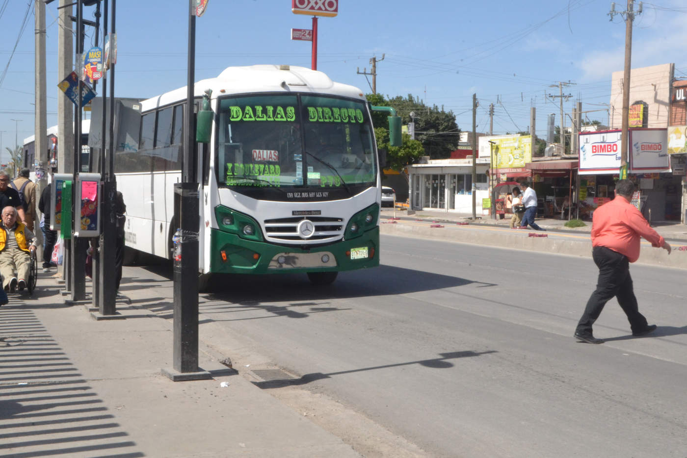 Usuarios de las Clínicas 16 y 71 del IMSS de Torreón se quejan de la falta de agentes de Vialidad sobre el bulevar Revolución. (ANGÉLICA SANDOVAL)