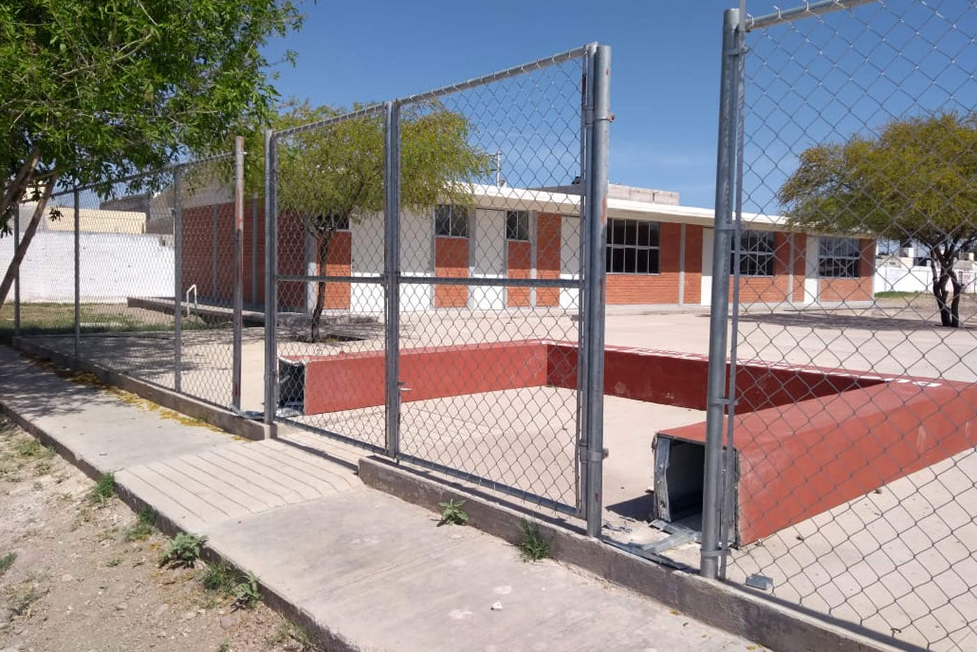 Las fuertes ráfagas de viento que se registraron durante la semana pasada, derribaron el arco en la entrada de la escuela 'Ramón Iriarte' de Villas de la Huerta, vecinos piden su reparación. (ROBERTO ITURRIAGA)