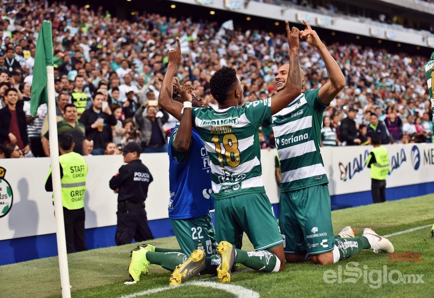 Jugadores del Santos Laguna se abrazan y agradecen al cielo en la celebración del gol anotado por Preciado. (Jesús Galindo)