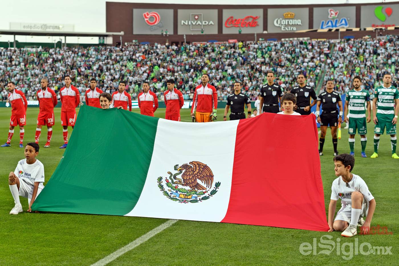 Ayer se celebró el Día de la Bandera en México, por lo que el lábaro patrio estuvo presente en el campo del Estadio Corona. (Jorge Martínez)