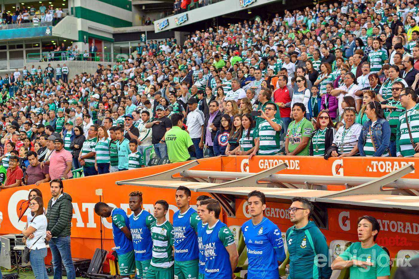 Los aficionados muestran respeto ante la entonación del Himno Nacional en la celebración del Día de la Bandera. (Jorge Martínez)