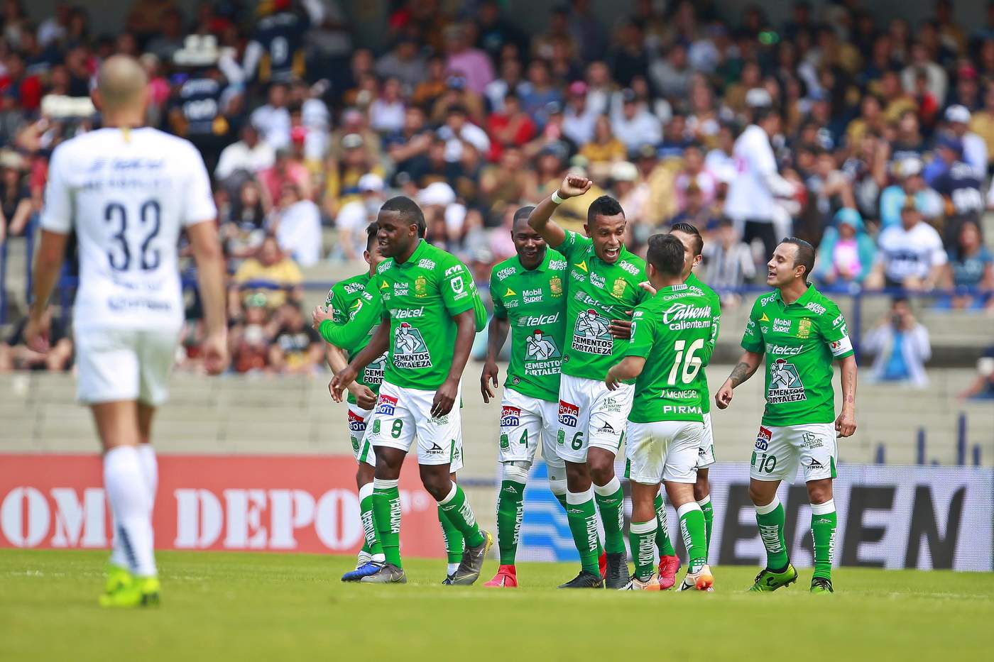 Los jugadores de León festejan tras anotar un gol en Ciudad Universitaria ante Pumas. (Jam Media)
