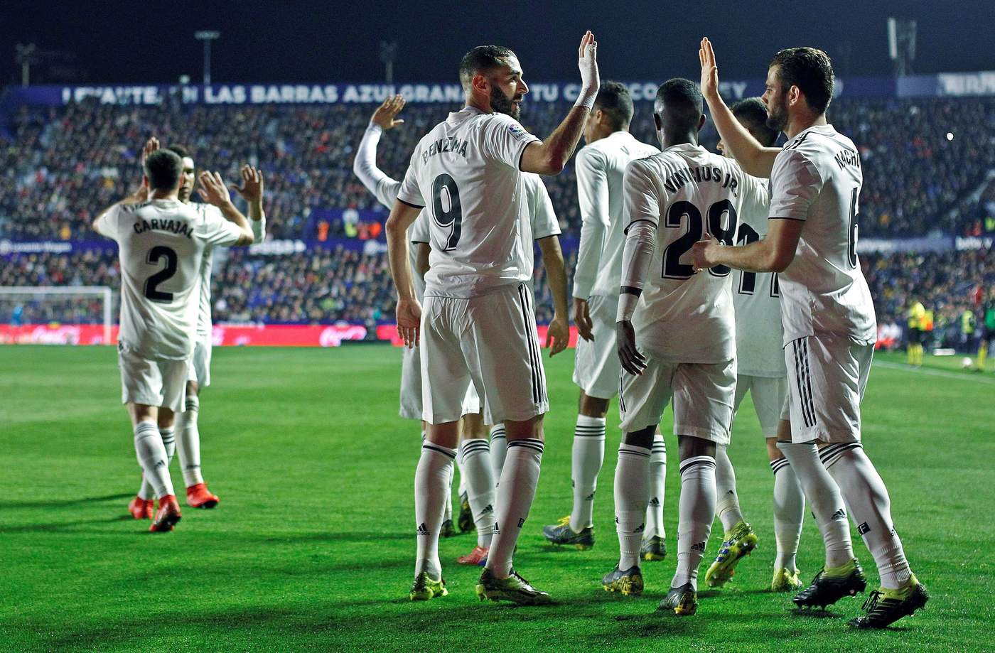 Los jugadores del Real Madrid festejan la anotación de Karim Benzema desde la vía penal.