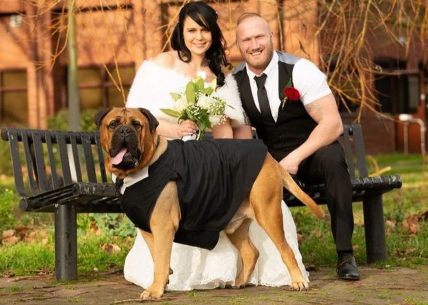 La pareja quiso adelantar la fecha de su boda para poder compartir el día con la mascota de ella. (INTERNET)