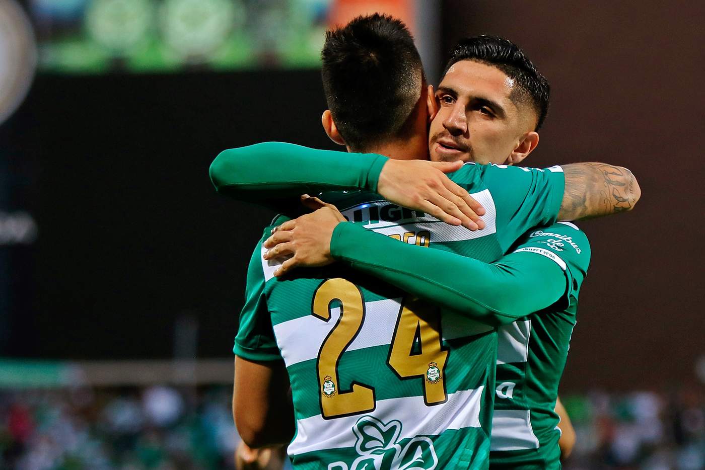 Héroe. Diego Valdés anotó dos tantos en la goleada del Santos 4-0 sobre Toluca.
(Jam Media)