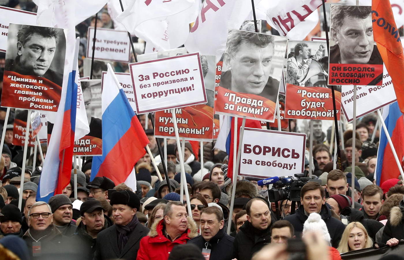 Miles de personas marcharon ayer por esta capital y otras ciudades rusas en memoria del líder opositor Boris Nemtsov, quien fue asesinado en 2015 cerca del Kremlin, en un homenaje de expresión de descontento hacia el presidente Vladimir Putin. (ARCHIVO)