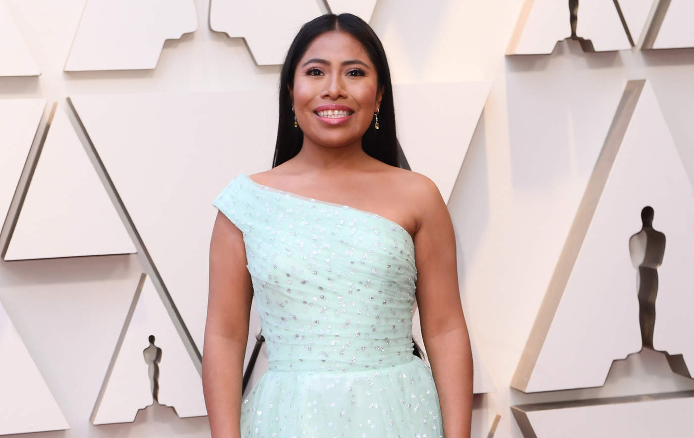 Yalitza Aparicio apareció en la alfombra roja de los premios Oscar con un vestido color menta. (ARCHIVO)