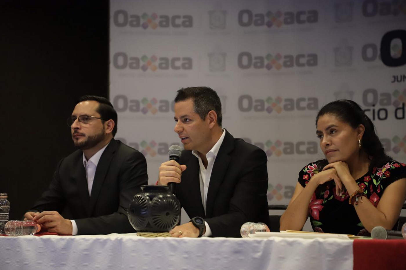 Pide Murat suspender evaluación docente en Oaxaca
