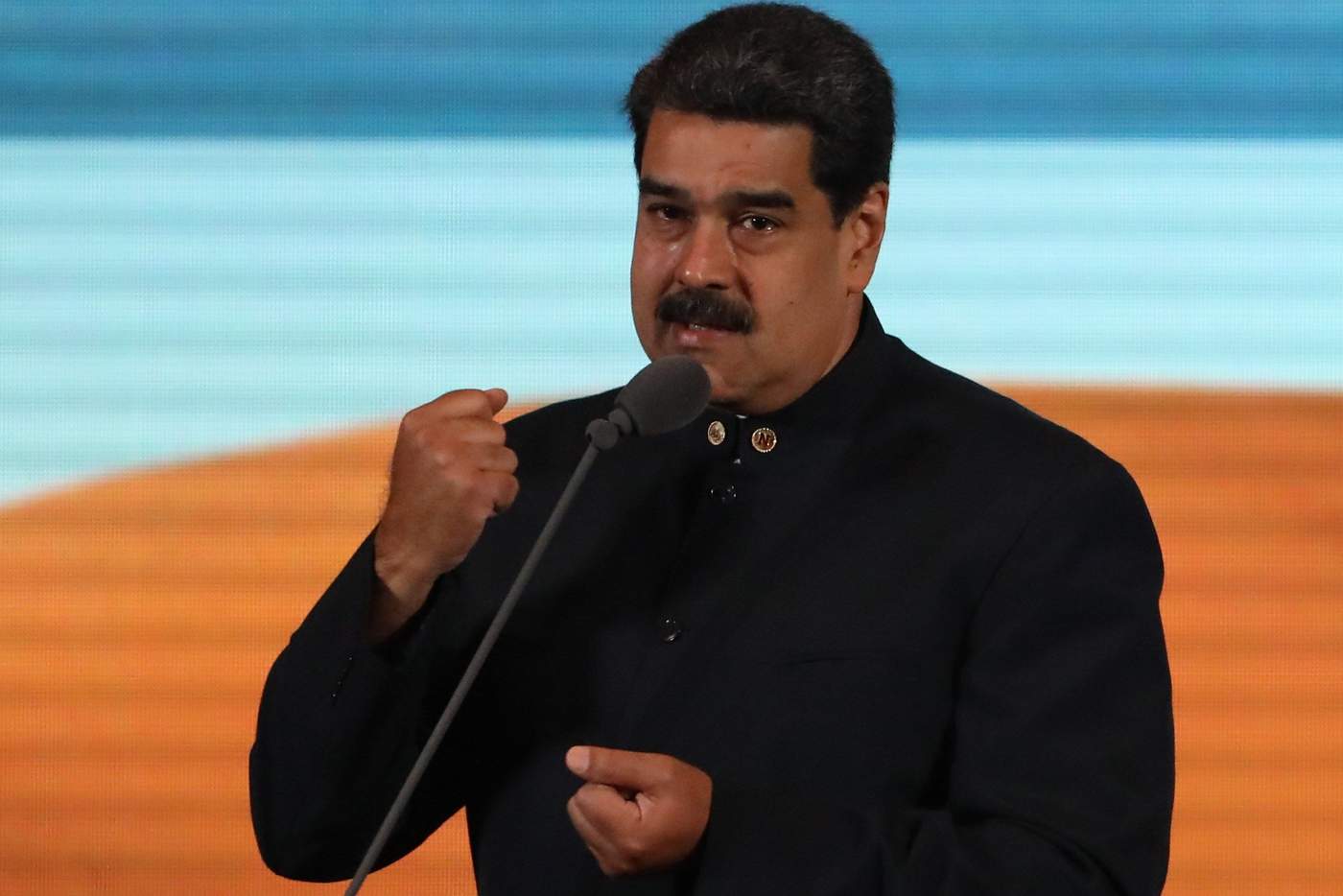 'Deben entender el imperio y sus lacayos que en Venezuela reina la autodeterminación de nuestro pueblo. Los problemas los resolveremos en unión nacional, con el Gobierno Bolivariano que presido. ¡Juntos por Venezuela!', dijo el mandatario en Twitter. (ARCHIVO)