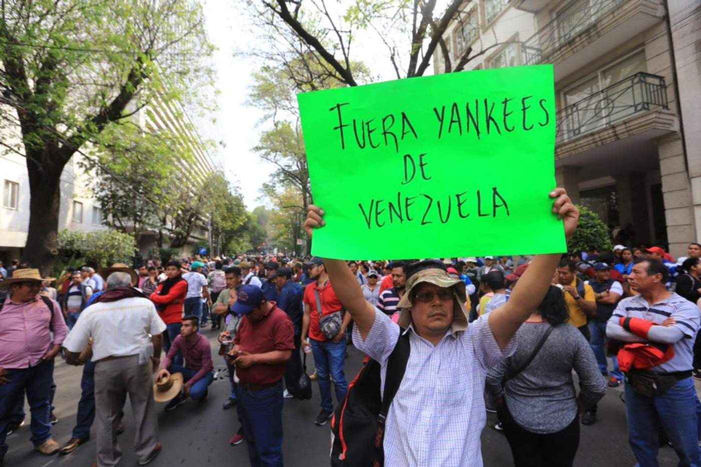 CNTE protesta en embajada de Venezuela
