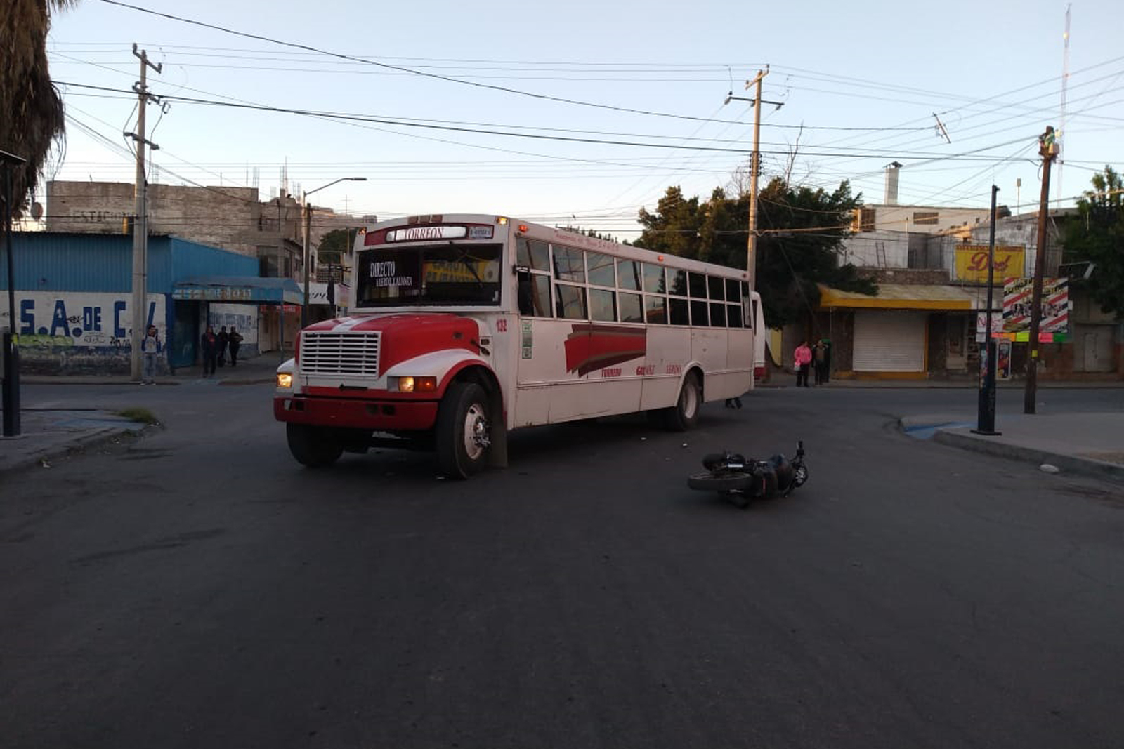 
Luego de que se registró el accidente, el camión de pasajeros fue abandonado por su conductor en medio de la calle. (EL SIGLO DE TORREÓN) 