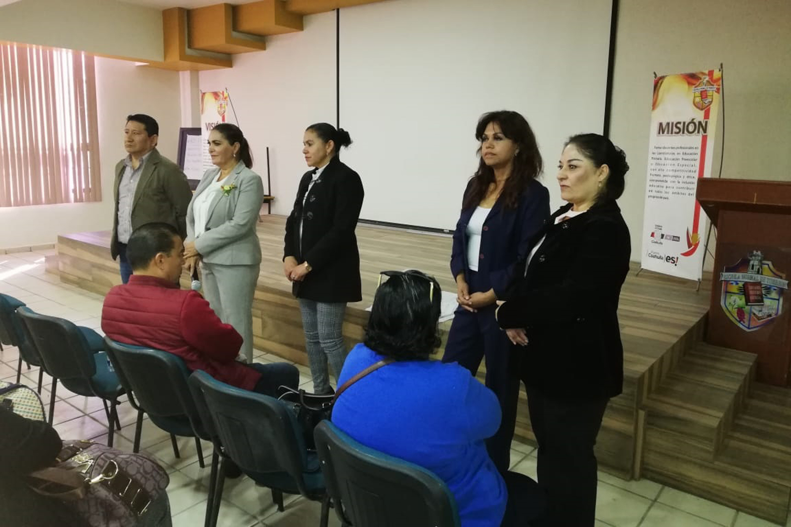 Flor Rentería (izq) se reunió con jefes de sector y supervisores del nivel de primarias federalizadas de la región Laguna. (CUAUHTÉMOC TORRES)
