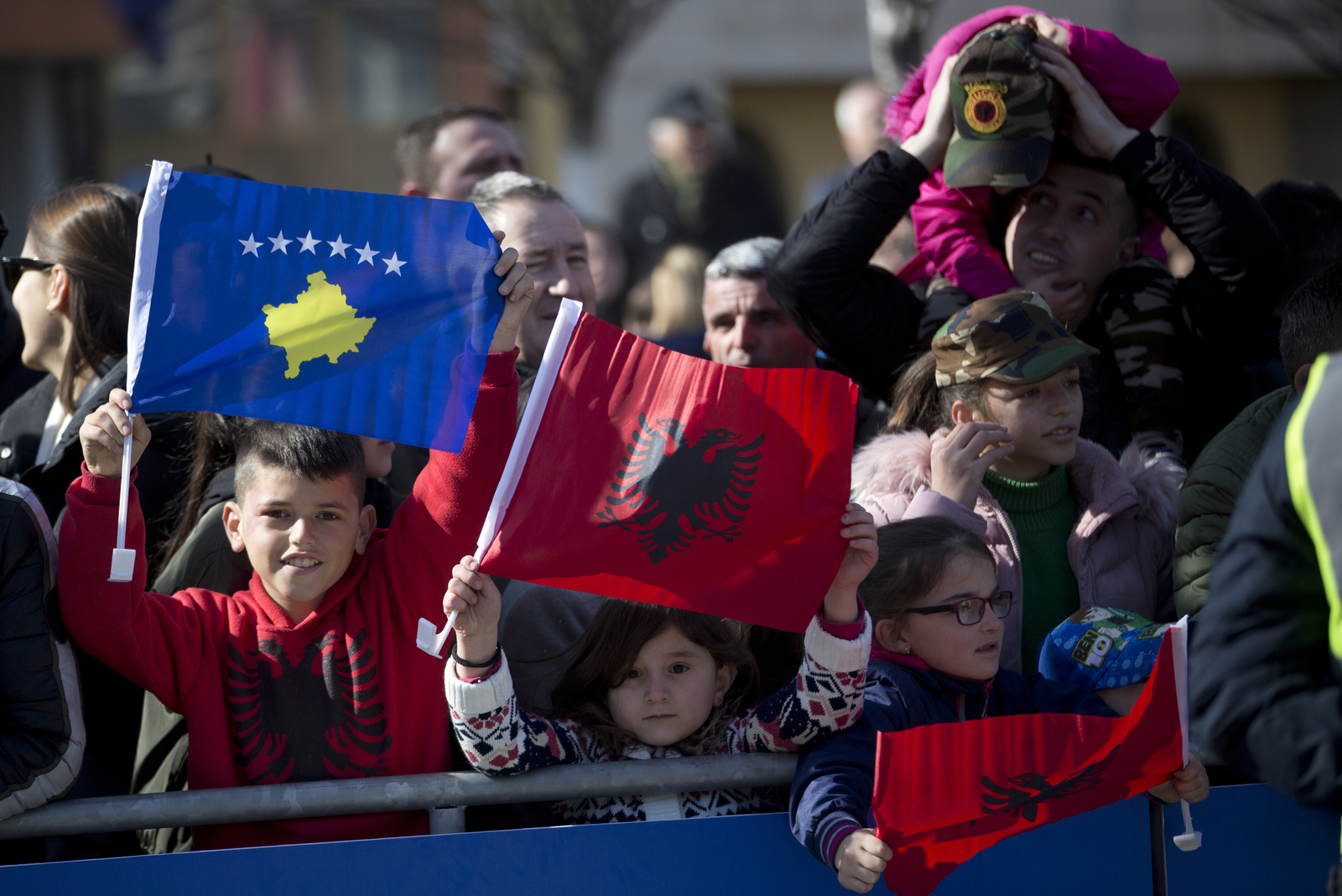 Un grupo de niños ondea la bandera nacional de Kosovo durante los festejos por el 11mo aniversario de la independencia, en Pristina, la capital de Kosovo, el domingo 17 de febrero.