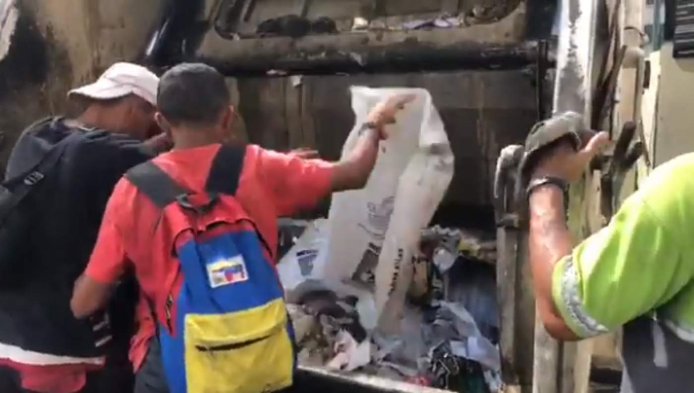 El video de unos jóvenes comiendo de un camión de basura molestó al presidente de Venezuela. (ESPECIAL) 