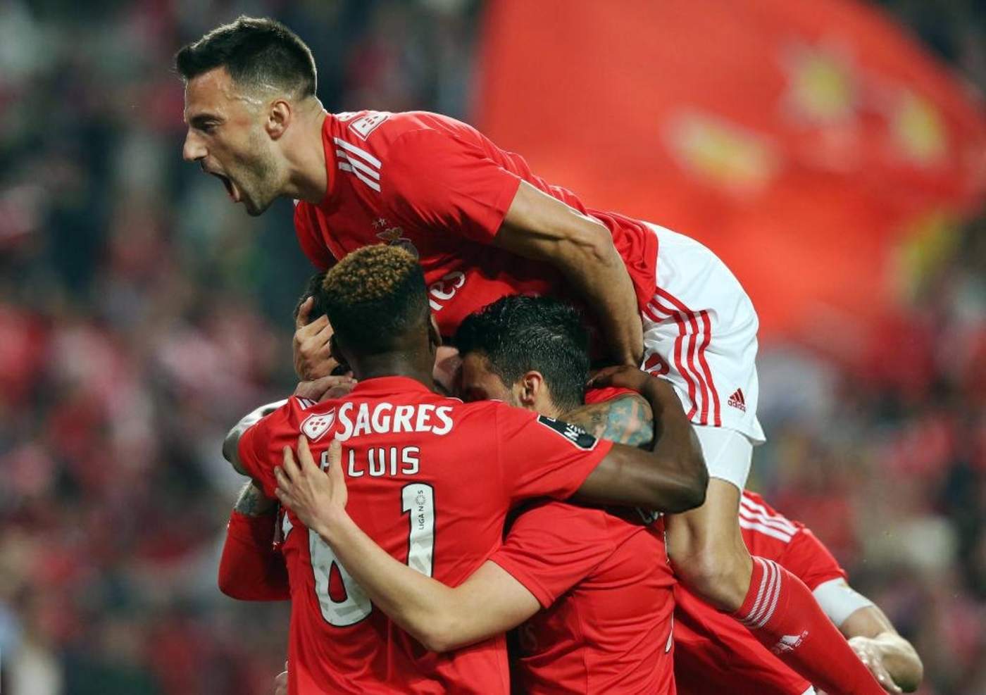 Los jugadores del Benfica festejan un gol ante el Chaves. (Especial)