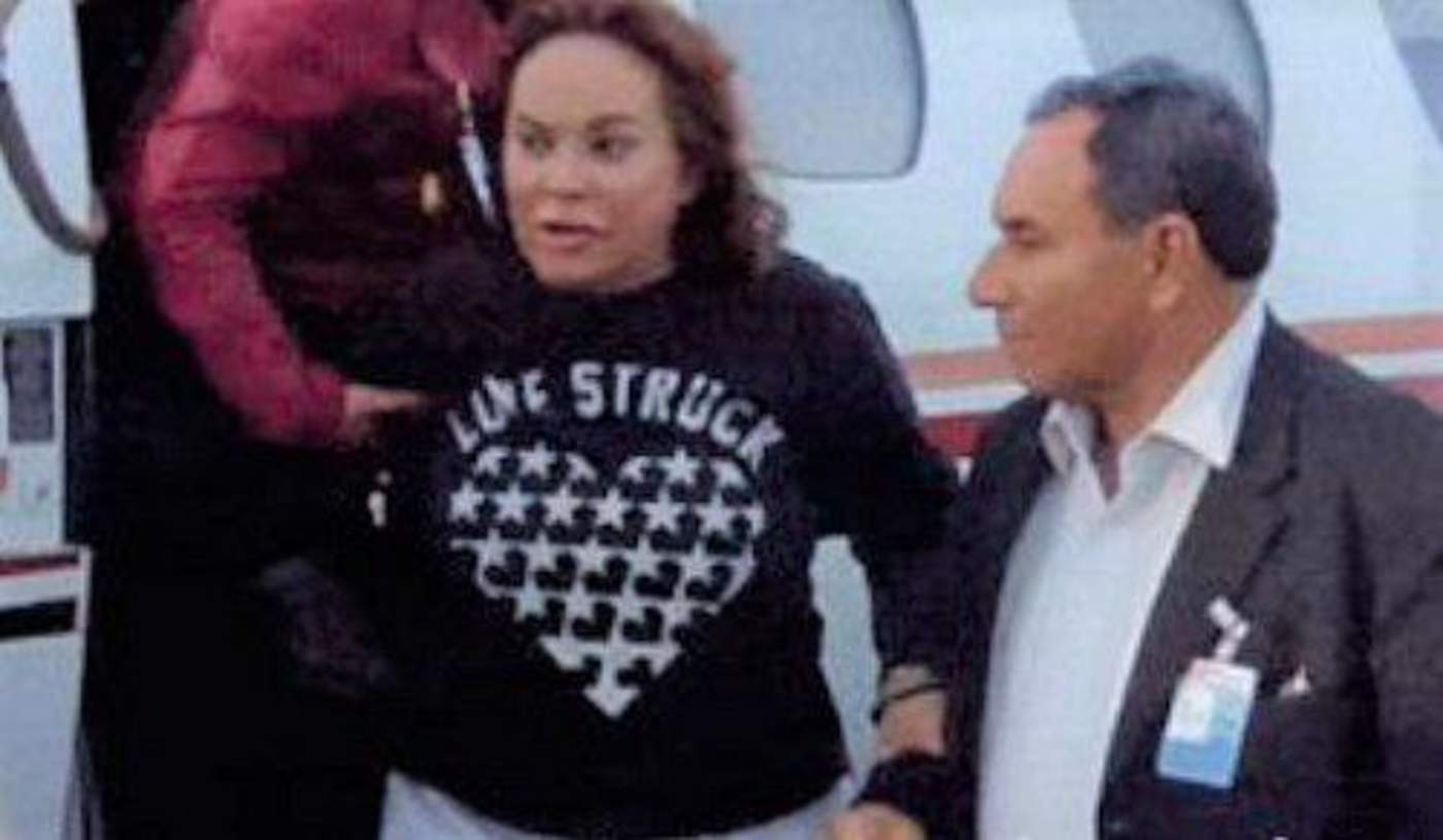 La entonces líder del Sindicato Nacional de Trabajadores de la Educación (SNTE) acababa de aterrizar procedente de Estados Unidos en el aeropuerto de Toluca, cercano a Ciudad de México, cuando su lujoso jet privado fue abordado por agentes policiales. (ESPECIAL)