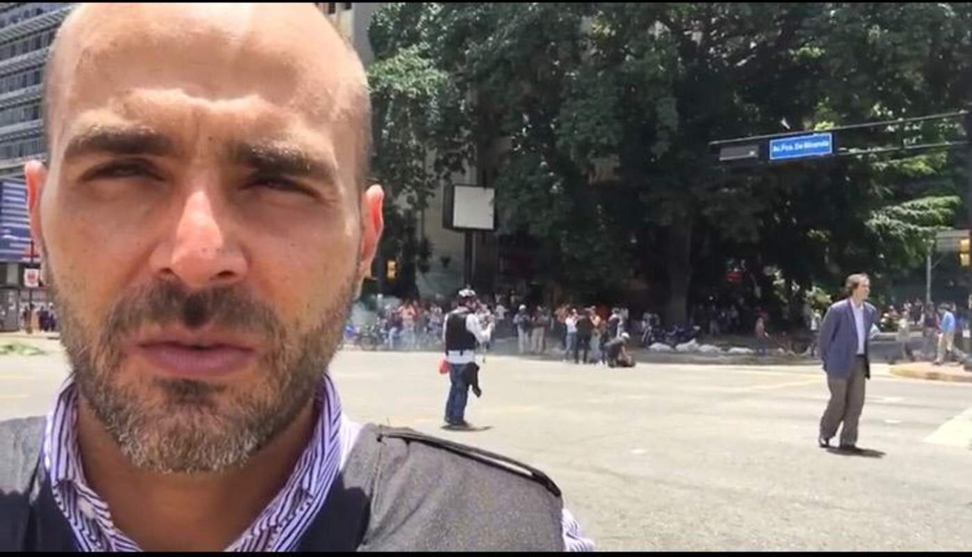 Daniel Garrido, reportero de Telemundo, apareció luego de ser ruleteado, incomunicado por 8 horas y robado por funcionarios del Sebin. (ESPECIAL) 