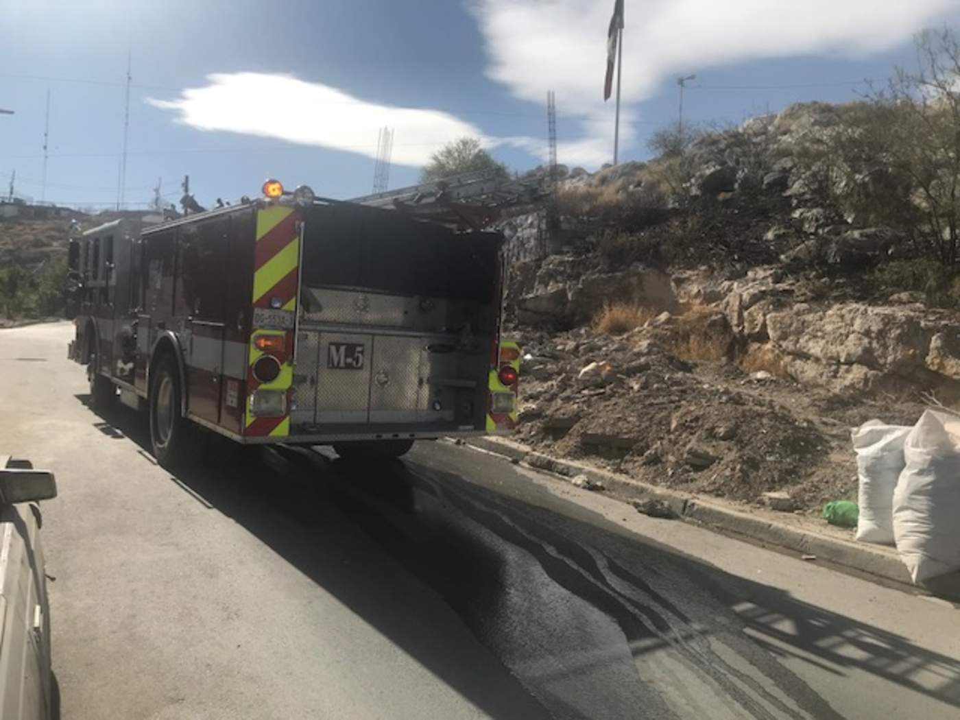 Alrededor de las 15:30 horas se reportó al Sistema de Emergencia 911 el incendio de basura y hierba seca en la orilla del cerro que se localiza en la calle Urrea, entre las avenidas Rayón y Abasolo, de la zona centro de la ciudad. (ESPECIAL)