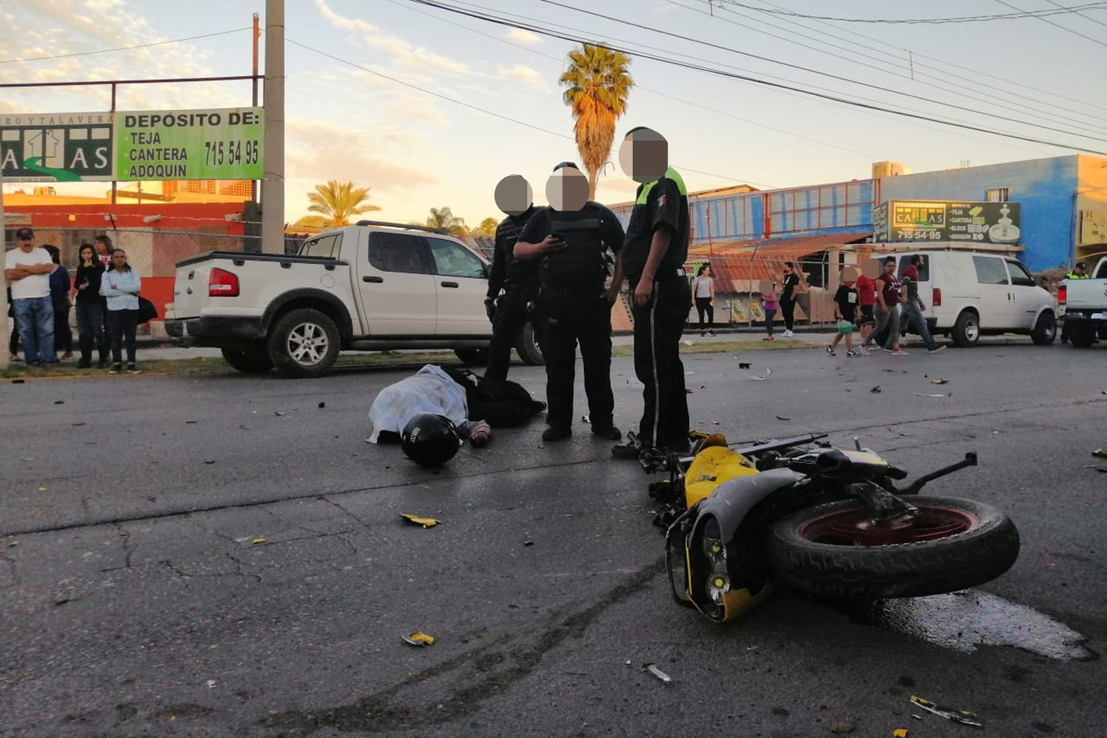 Muere motociclista en accidente, fue impactado por el conductor de una camioneta, en la esquina de la avenida Hidalgo y calle Ignacio de la Llave, en Gómez Palacio. (EL SIGLO DE TORREÓN) 