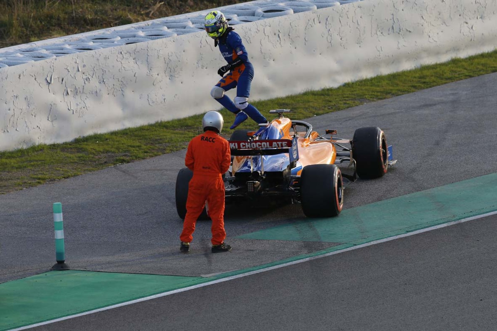 Lando Norris, piloto de la escuadra McLaren, sale de su automóvil luego de una falla durante las pruebas de pretemporada de Fórmula Uno.