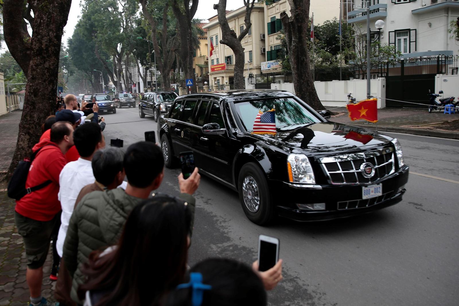 Expectación. Personas toman fotografías al paso del vehículo que transporta a Donald Trump. (EFE)