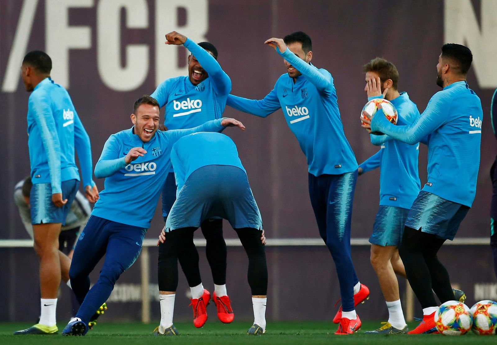 Los jugadores del Barcelona bromean durante el entrenamiento que hizo el equipo azulgrana ayer en la ciudad deportiva Joan Gamper para preparar el partido de vuelta de la semifinal de la Copa del Rey.