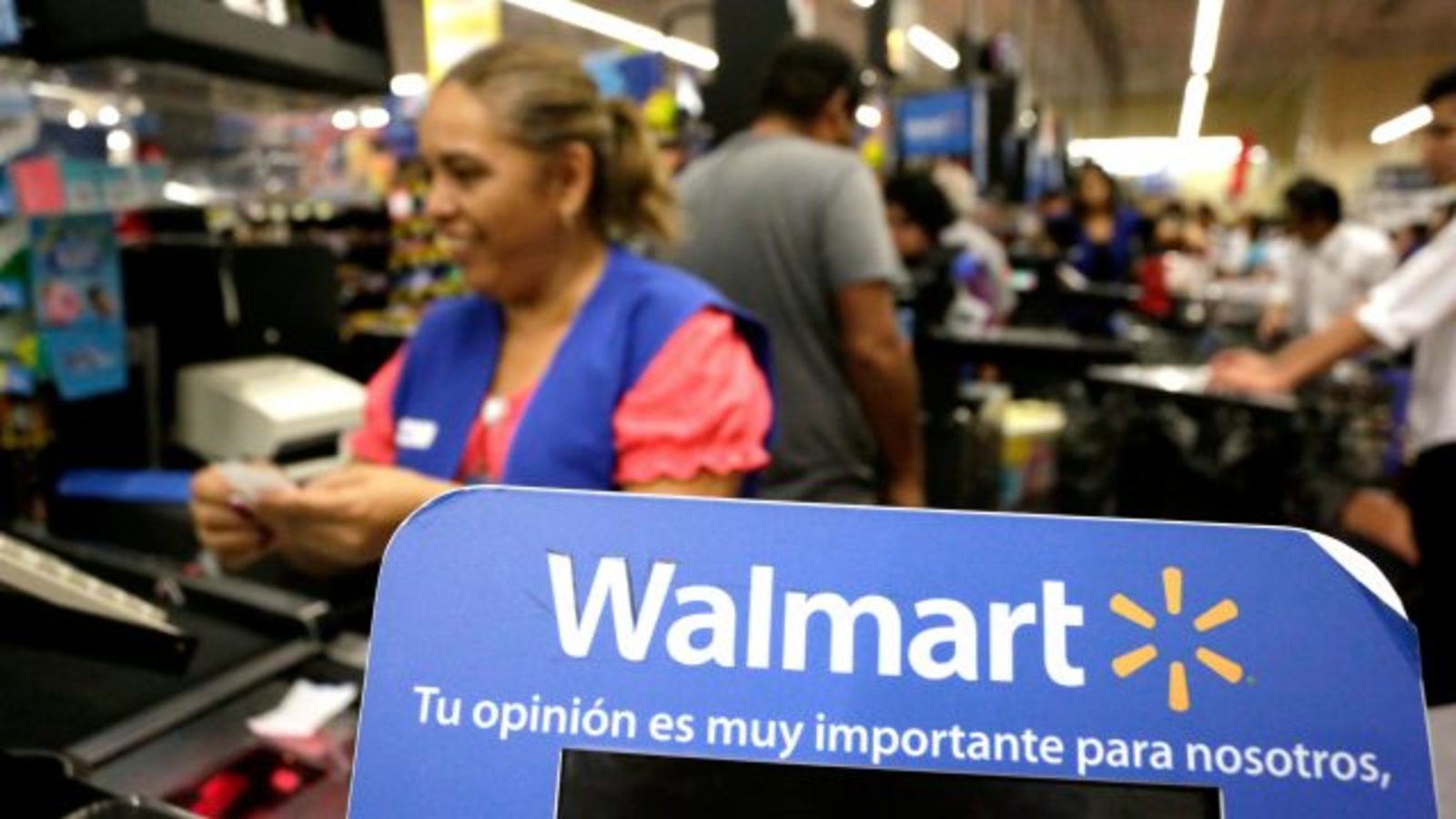 Walmart de México cuenta con 121 contratos colectivos en diez estados del país y ayer amenazaron con irse a huelga sino reciben un incremento en su salario, una petición del 20 por ciento.