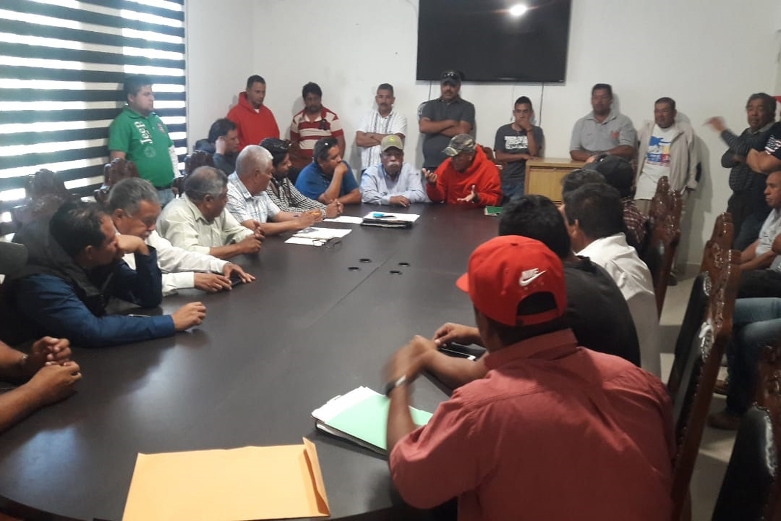 Taxistas de Francisco I. Madero abandonan la CTM por consideran que no tienen beneficios y se suman a trabajar con el municipio. (EL SIGLO DE TORREÓN/CLAUDIA LANDEROS)