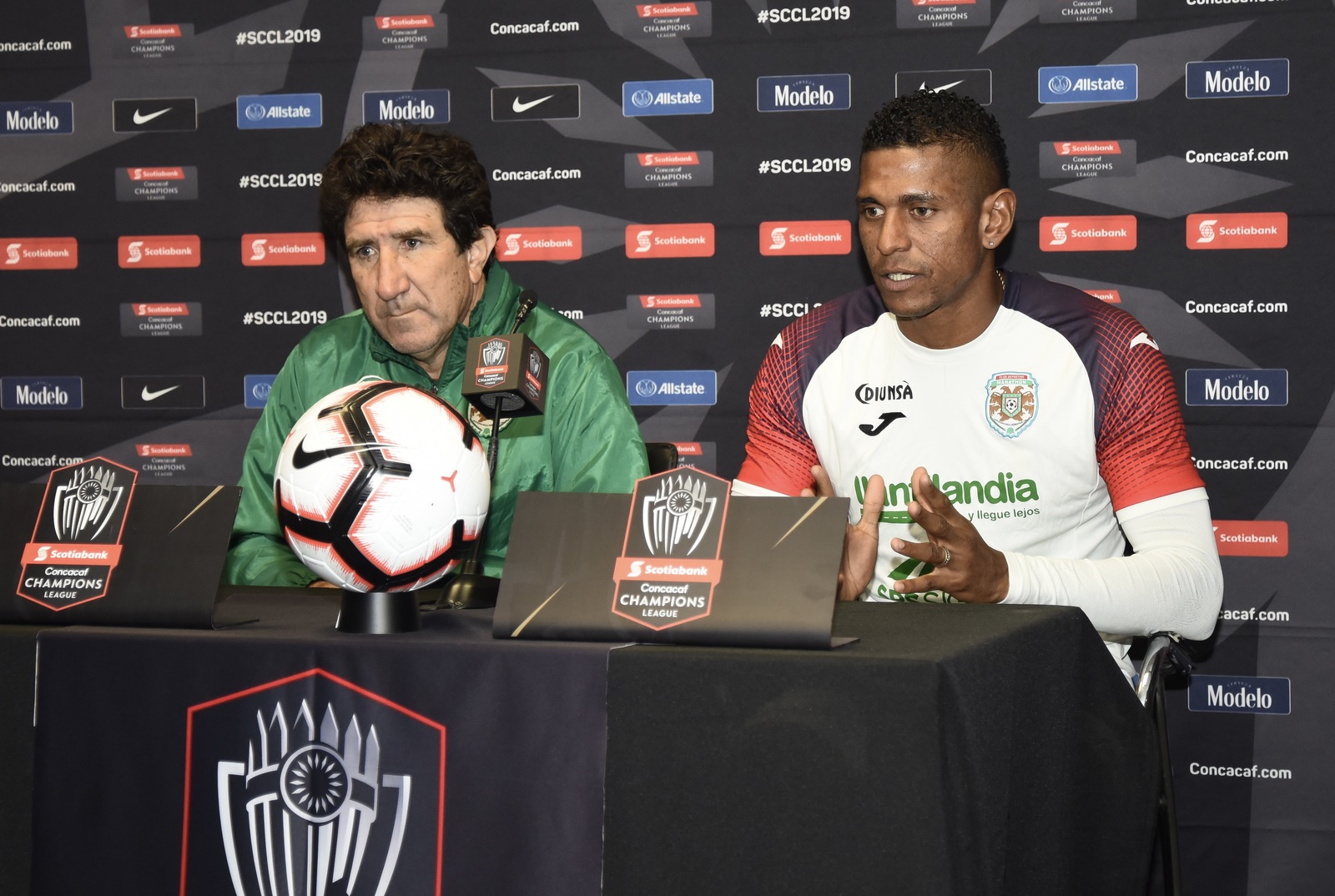 Héctor Vargas, entrenador argentino del Marathón de Honduras, habló ayer en conferencia de prensa junto al jugador Carlos Costly.