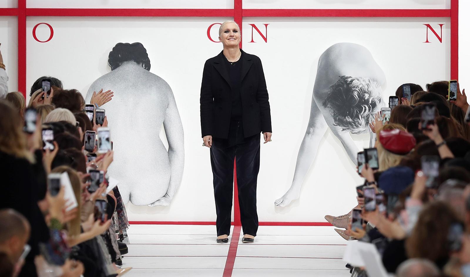 La diseñadora italiana Maria Grazia Chiuri posa tras la presentación de se colección otoño-invierno 2019/20 de moda femenina para la marca francesa Dior durante un desfile celebrado ayer en el ámbito de la Semana de la Moda de París. (EFE) 