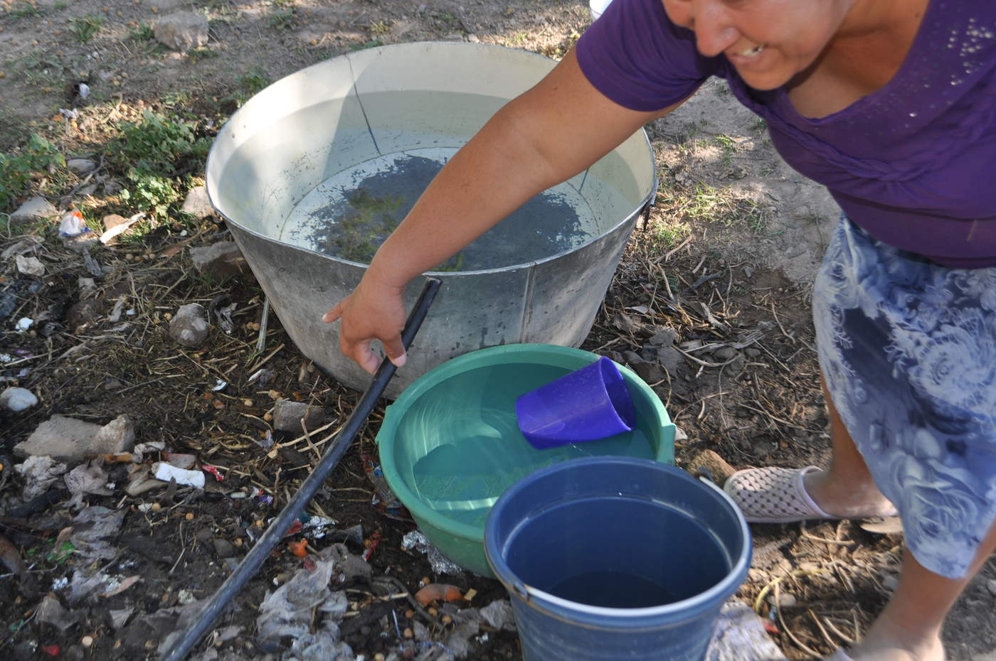 En los patios de las viviendas se observan los trastes donde las mujeres tratan de recolectar el mayor volumen de agua para las labores domésticas. (EL SIGLO DE TORREÓN)