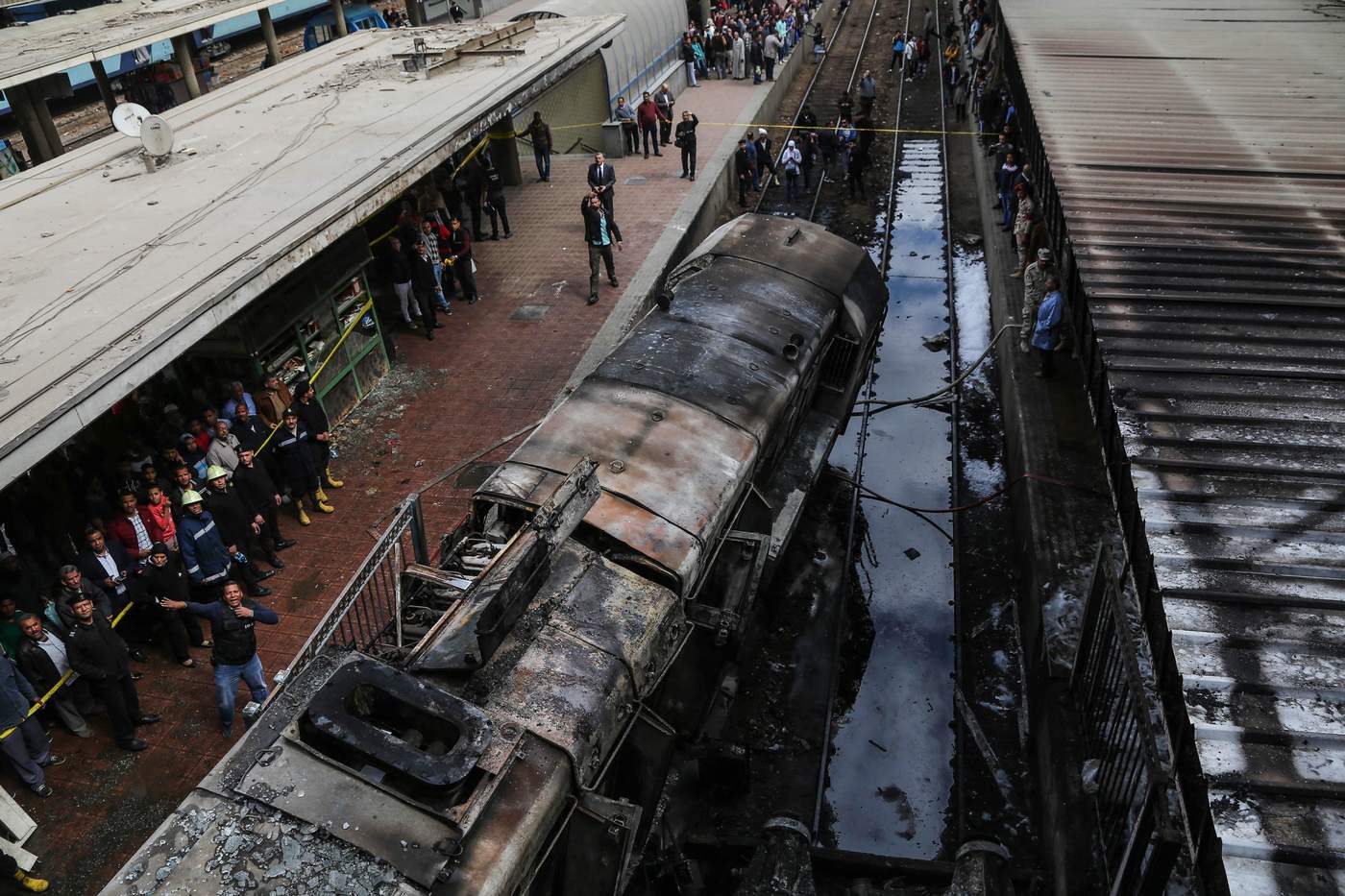 La tragedia se produjo luego del choque de una locomotora contra el amortiguador del final de vía en la estación de ferrocarril Ramsés de El Cairo. (EFE)
