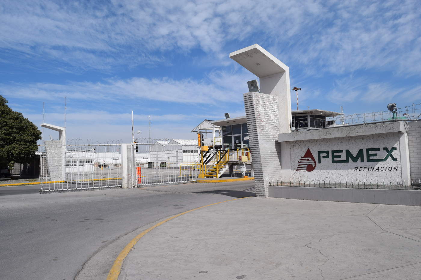 La empresa estatal Petróleos Mexicanos (Pemex) reportó este miércoles una pérdida neta en 2018 de 7,551 millones de dólares, lo que representó una disminución del 47.1 % frente al resultado negativo de 14,270 millones de dólares de 2017. (ARCHIVO)