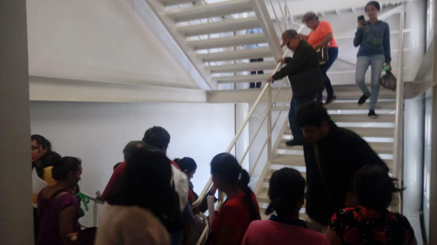 Ciudadanos tuvieron que utilizar las escaleras para trasladarse a través de los siete pisos con los que cuenta el edificio. (FERNANDO COMPEÁN)