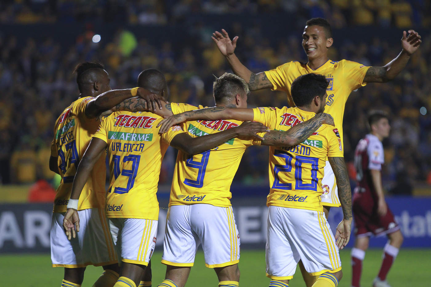 Los jugadores de Tigres festejan tras anotar un gol ante Saprissa en el duelo de vuelta por los octavos de final en la Concacaf. (Jam Media)