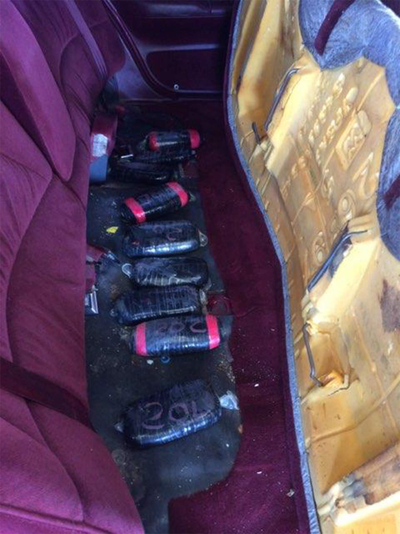 Los casi cinco kilos de heroína fueron localizados escondidos en el asiento trasero del vehículo del ciudadano americano.