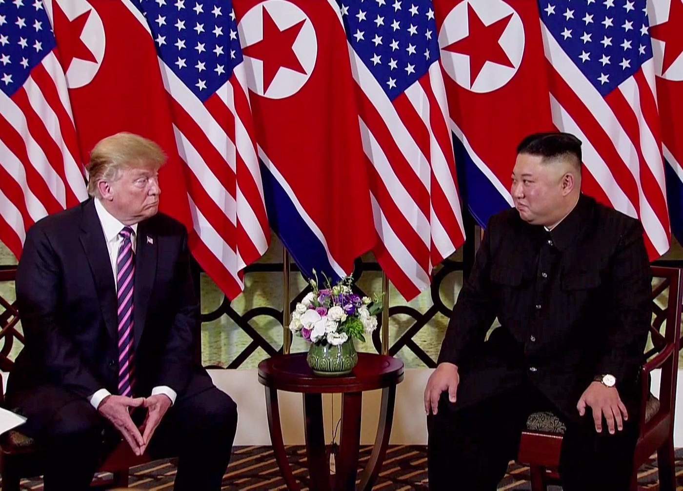 Kim y Trump volvieron a encontrarse cara a cara tras ocho meses después de su cumbre de Singapur de junio de 2018, en la que ambos líderes 'profundizaron sus sentimientos amistosos', e intercambiaron un 'firme apretón de manos', recogió el citado medio. (EFE)