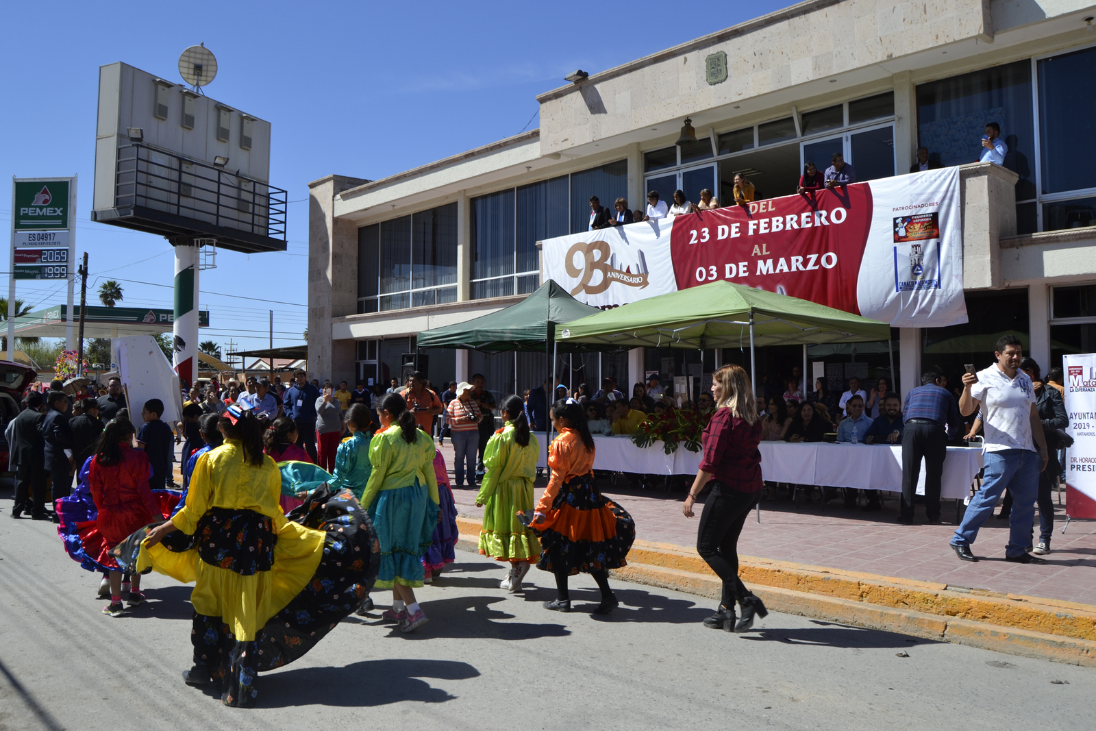 Un desfile engalanó las calles de la ciudad de Matamoros, en el que participaron ocho instituciones educativas. (EL SIGLO DE TORREÓN/EDITH GONZÁLEZ)