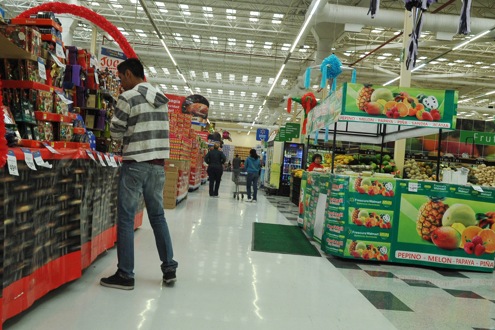 Los trabajadores de cerca de 80 tiendad de la firma Walmart piden un incremento salarial del 20 por ciento para evitar una huelga emplazada para el próximo 20 de marzo. (ARCHIVO)