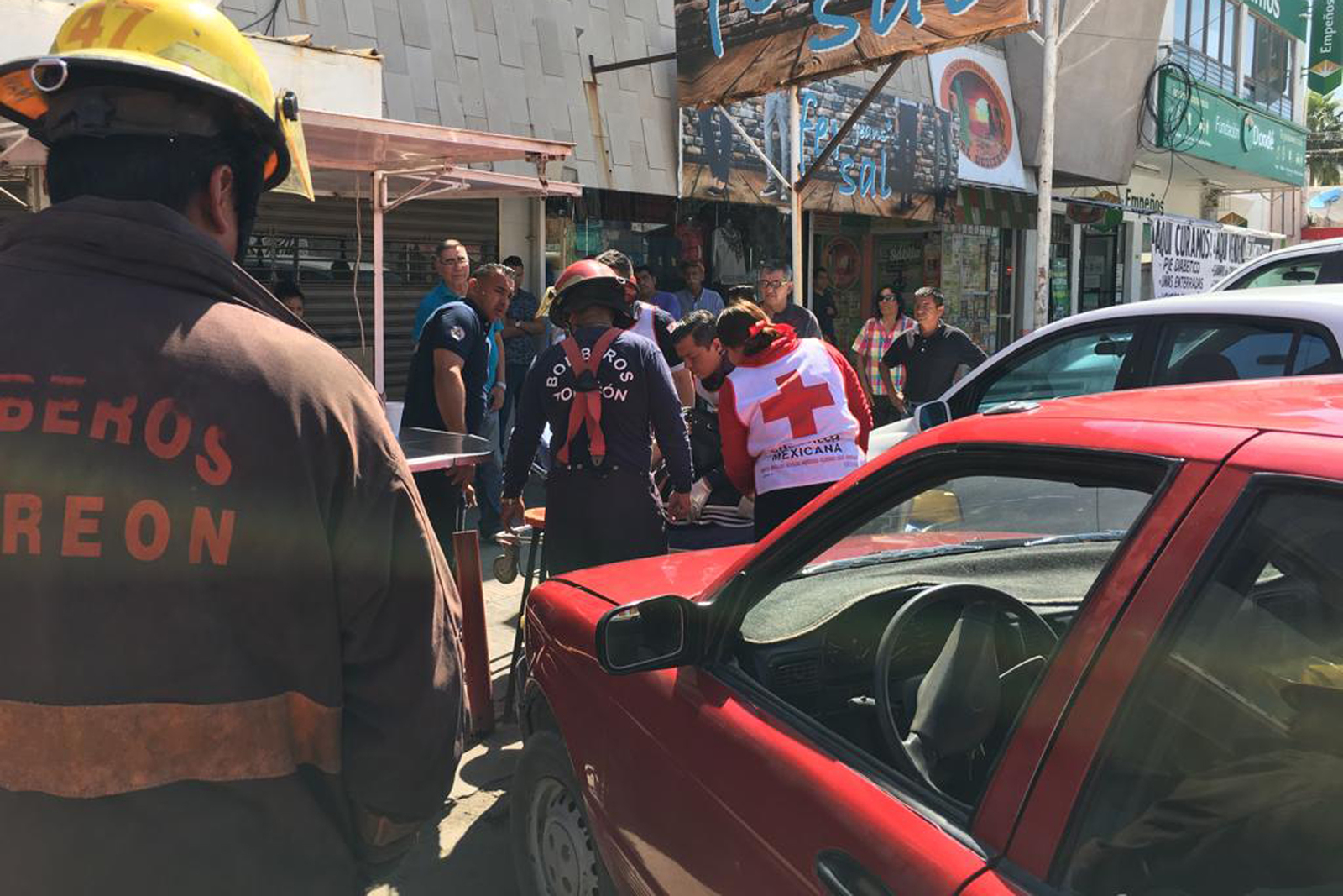 Los paramédicos de la Cruz Roja y los Bomberos de Torreón, acudieron al lugar para atender a la mujer lesionada.  (EL SIGLO DE TORREÓN) 